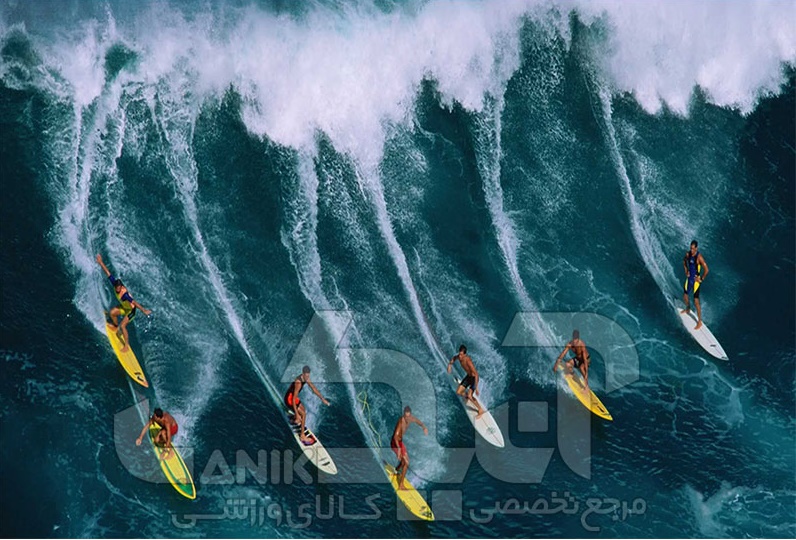 عکس ورزشکاران موج سوار بر روی موج دریا